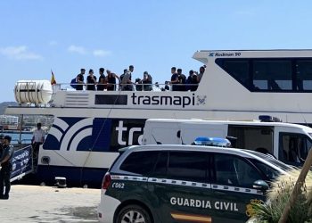 Llegada a Ibiza de inmigrantes llegados a Formentera. Foto de archivo Noudiari