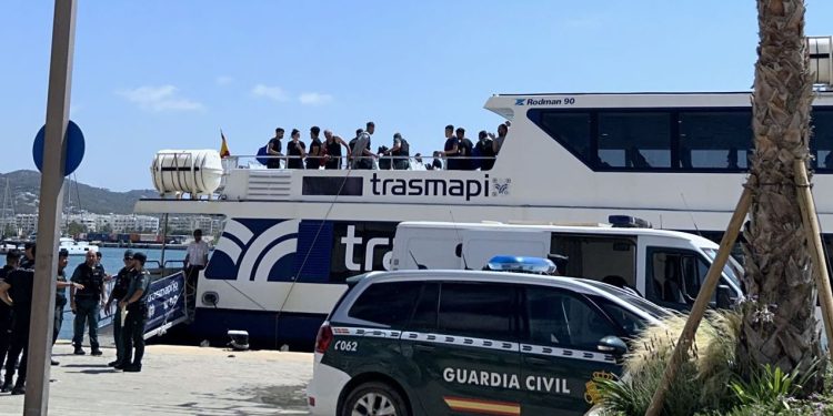 Llegada a Ibiza de inmigrantes llegados a Formentera. Foto de archivo Noudiari