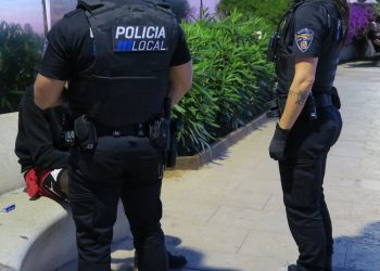 Una intervención de policía local de Sant Antoni con un vendedor de gas de la risa.