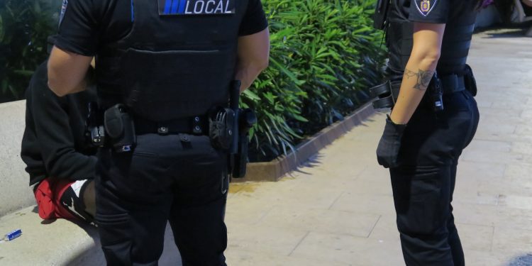 Una intervención de policía local de Sant Antoni con un vendedor de gas de la risa.