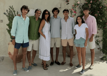 Raúl, segundo por la izquierda, junto a su mujer, a su derecha, y sus hijos.