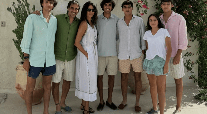 Raúl, segundo por la izquierda, junto a su mujer, a su derecha, y sus hijos.