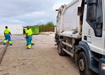 Una imagen facilitada por el PSOE en la que aparece un camión de Valoriza "camuflado"