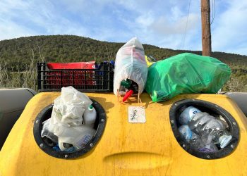 Contenedor de plástico a rebosar durante la huelga.