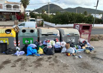 Basura acumulada hoy en la zona de comercios de Can Bellotera de Sant Josep. Foto Noudiari