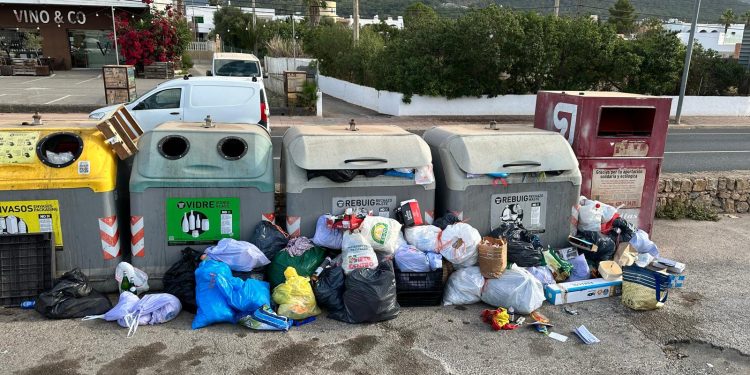 Basura acumulada hoy en la zona de comercios de Can Bellotera de Sant Josep. Foto Noudiari