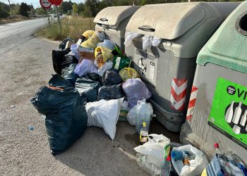 Basura en un contenedor de Sant Josep.