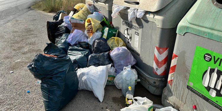 Basura en un contenedor de Sant Josep.