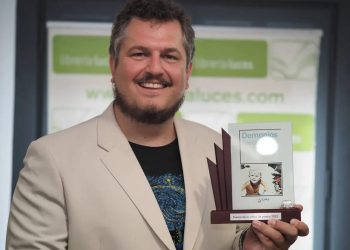 Ben Clark con su Premio de la Crítica por 'Demonios'. Fotos  Fernando Bonilla Leal