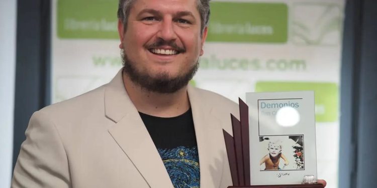 Ben Clark con su Premio de la Crítica por 'Demonios'. Fotos  Fernando Bonilla Leal