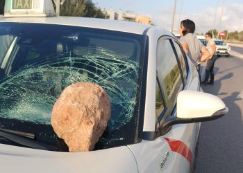 Así ha quedado el taxi después de que el hombre lanzase una piedra sin mediar palabra en una carretera de Ibiza.