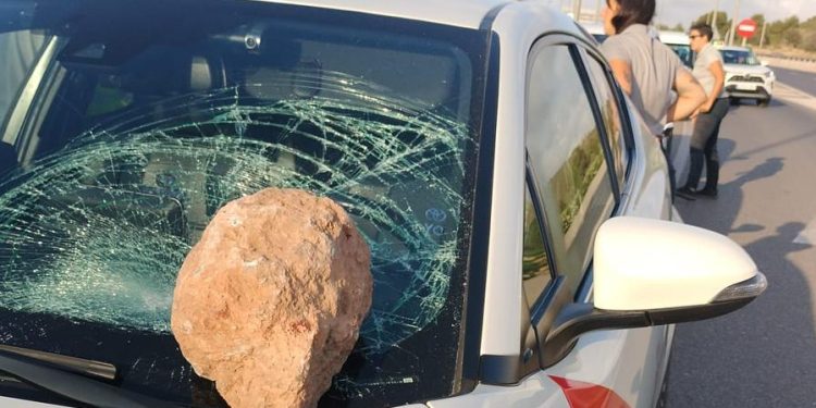 Así ha quedado el taxi después de que el hombre lanzase una piedra sin mediar palabra en una carretera de Ibiza.