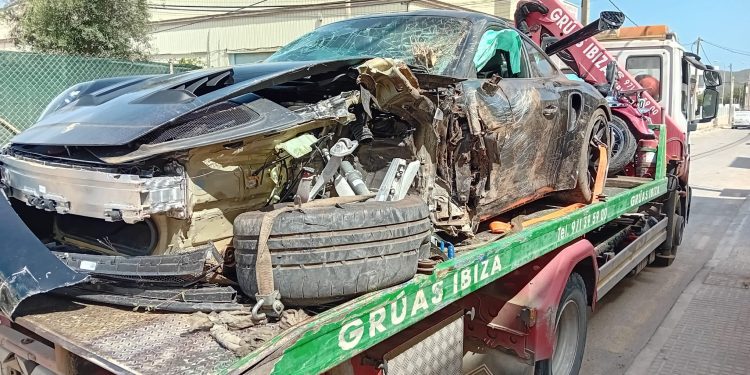 Estado en el que ha quedado el coche tras el impacto.