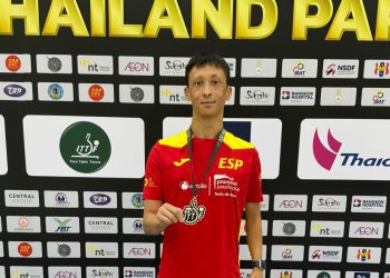 El joven palista ibicenco con su medalla. Foto: Ibiza Tenis de Mesa