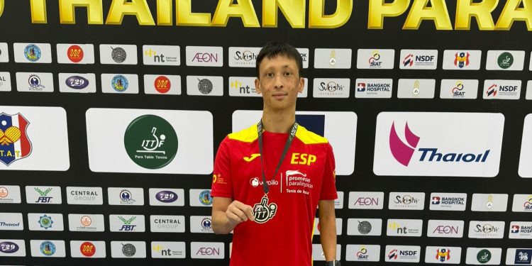 El joven palista ibicenco con su medalla. Foto: Ibiza Tenis de Mesa