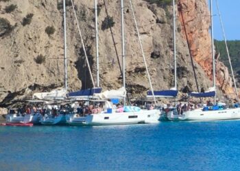 Barcos en Cala Xaraca, Ibiza.