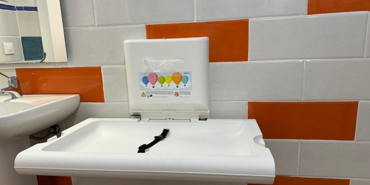 Cambiador instalado en uno de los baños. Foto: Ayuntamiento de Sant Josep