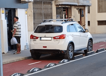 El vehículo, sobre el carril bici. Foto: Policía Local de Ibiza