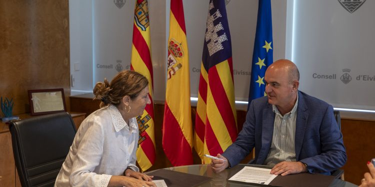 Firma del convenio. Foto: Consell de Ibiza