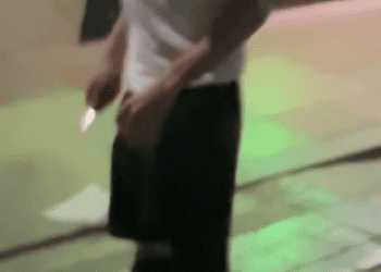 Momento en que el supuesto atracador saca la navaja.