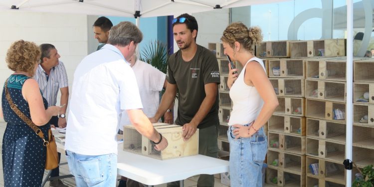 Entrega de trampas a particulares. Fotos: Ayuntamiento de Sant Antoni