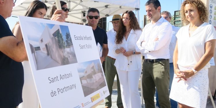 Visita a las obras de la escoleta. Foto: Ayuntamiento de Sant Antoni