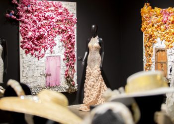 Vestidos de novia y pinturas de Marta Torres conviven en la exposición. Fotos: Consell de Ibiza