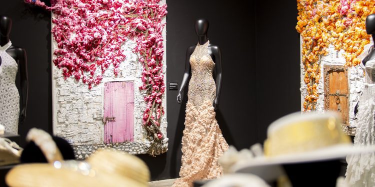 Vestidos de novia y pinturas de Marta Torres conviven en la exposición. Fotos: Consell de Ibiza