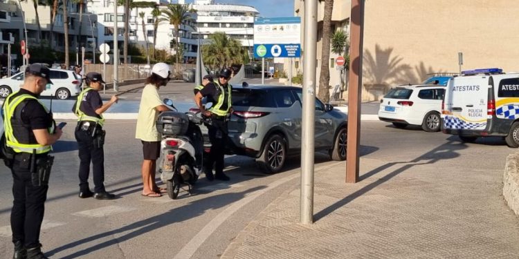Uno de los controles de la Policía Local de Ibiza.