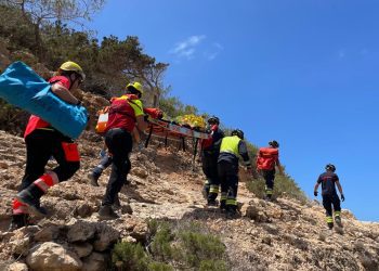 Traslado de la persona herida. Fotos: Bombers d'Eivissa