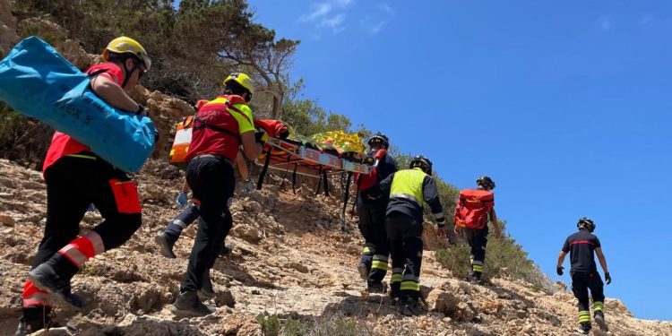 Traslado de la persona herida. Fotos: Bombers d'Eivissa