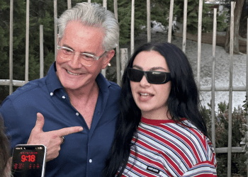 Kyle McLachlan junto a Charli XCX, ayer en Ibiza.