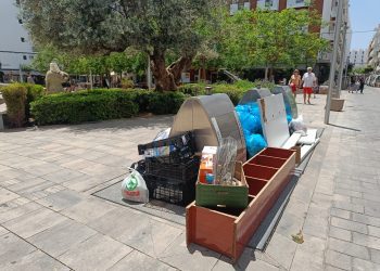 Imagen de basura acumulada en Santa Eulària durante los primeros días de la huelga. Foto: Noudiari