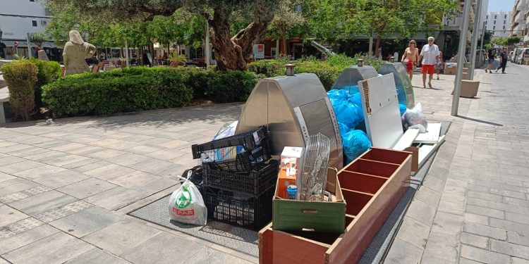 Imagen de basura acumulada en Santa Eulària durante los primeros días de la huelga. Foto: Noudiari