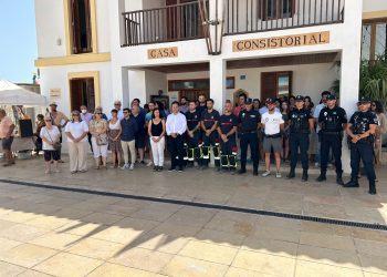 Minuto de silencio por el fallecimiento de la bebé. Foto: Consell Insular de Formentera