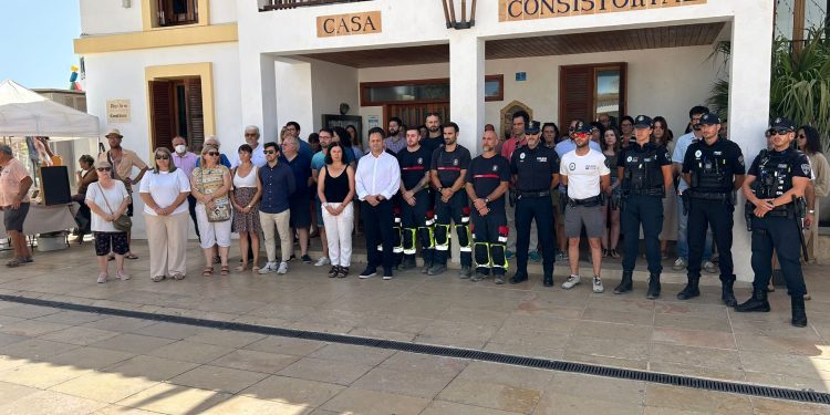 Minuto de silencio por el fallecimiento de la bebé. Foto: Consell Insular de Formentera
