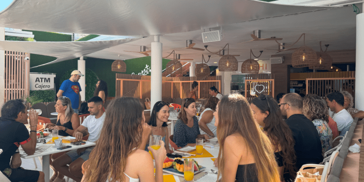 Un momento del desayuno. Foto: O Beach