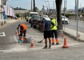 Operarios trabajando en el acceso al aparcamiento de es Pratet. Foto: PSOE de Ibiza
