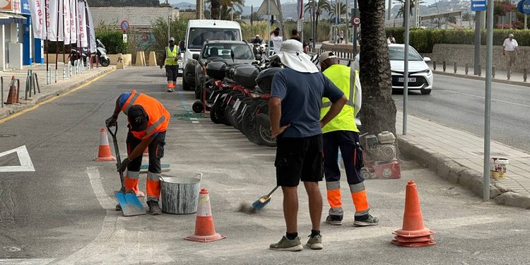 Operarios trabajando en el acceso al aparcamiento de es Pratet. Foto: PSOE de Ibiza
