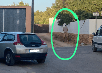 Una persona orina en la calle.