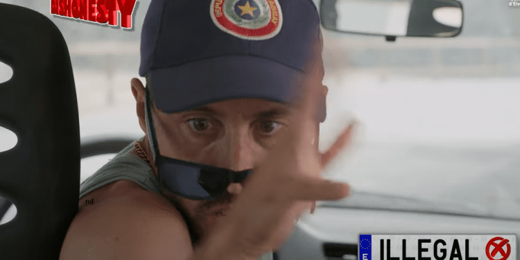 Momento del vídeo en el que se ve al conductor "pirata" con la gorra de Paraguay.