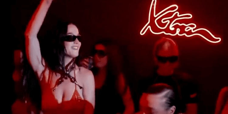 Katy Perry, a la izquierda, con gafas de sol, en Pacha.