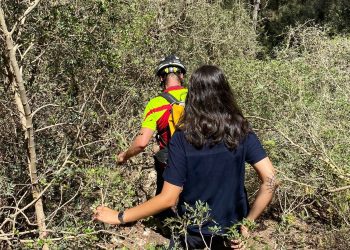 Los bomberos acompañan a la persona extraviada. Foto: Bomberos de Ibiza