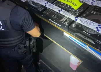 Imagen de archivo de un agente de la Policía Local con un equipo de música precintado.
