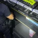 Imagen de archivo de un agente de la Policía Local con un equipo de música precintado.
