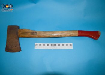 El hacha con la que agredió a sus compañeros.