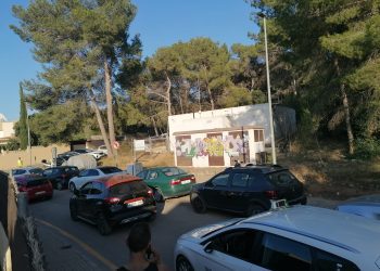Caos de tráfico generado por una fiesta en un establecimiento del berrio