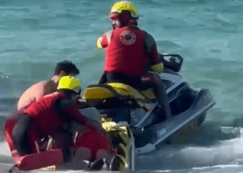 Momento en que el hombre es llevado hasta la orilla por los socorristas.