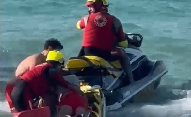 Momento en que el hombre es llevado hasta la orilla por los socorristas.