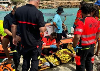 El herido, en la camilla antes de ser evacuado a un centro sanitario. Foto: Bomberos de Ibiza